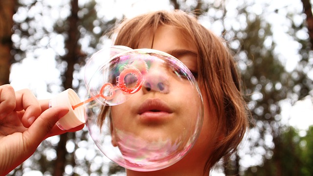 How to Choose Actvities for a Sensory Table for Toddlers blow-bubbles-668950_640